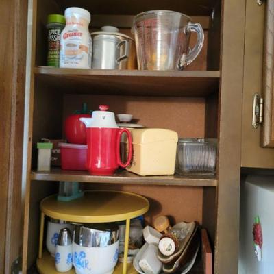 kitchen supplies, dishes, accoutrement
