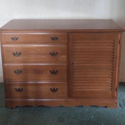 ETHAN ALLEN Heirloom Nutmeg Maple Shuttered Buffet