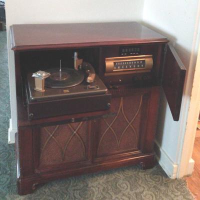 Victrola Radio Phonograph Combination Model 610 V1