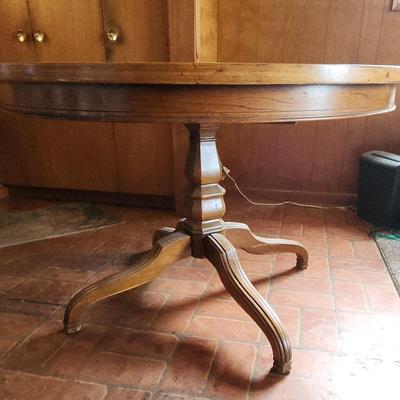 Vintage Round Table w/Curved Feet