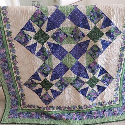 VINTAGE CIRCLING SWALLOWS INSPIRED QUILT WITH 8 POINTED STAR PATTERN