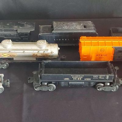 GORGEOUS LIONEL TRAIN ENGINE AND TRAIN CARS