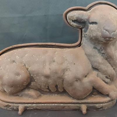 VINTAGE ANTIQUE CAST IRON LAMB-SHAPED MOLD