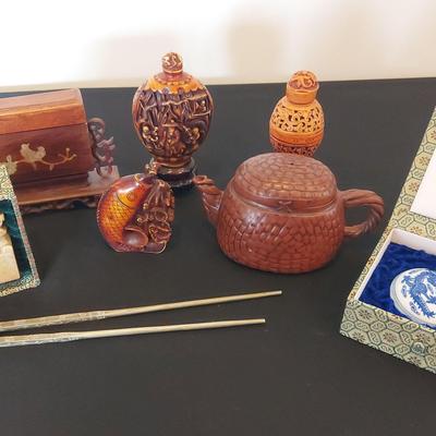 VINTAGE CHINESE COLLECTIBLES INCLUDING SNUFF BOTTLES, SOAPSTONE CHOP SETS, AND MORE