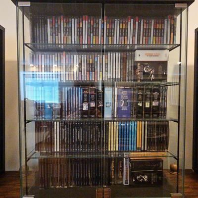 LARGE LOT OF CLASSICAL CD'S IN A GLASS CASE