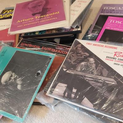 BOX OF ASSORTED RECORDS - CLASSICAL & OPERA 
