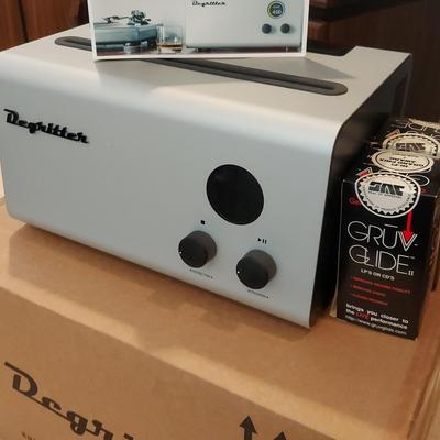 LIKE-NEW DEGRITTER RECORD CLEANING MACHINE WITH ORIGINAL BOX