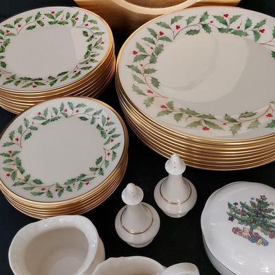LENOX HOLLY WREATH DISHES ODE TO CHRISTMAS 