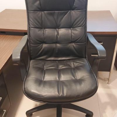 BLACK LEATHER CONTEMPORARY OFFICE CHAIR 