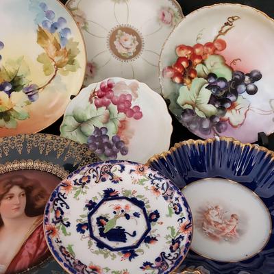 ALMOST A DOZEN DECORATIVE VINTAGE PLATES