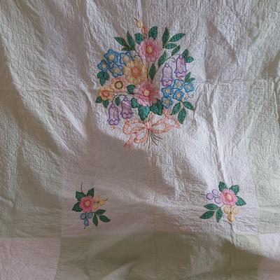 VINTAGE PASTEL FLORAL QUILT WITH SCALLOPPED EDGE 