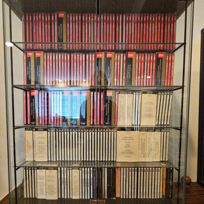 HUGE CLASSICAL CD COLLECTION IN GLASS CASE