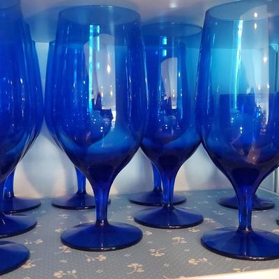 EIGHT COBALT BLUE WINE GLASSES WITH TWO GOBLETS