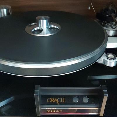 ORACLE DELPHI TURNTABLE WITH SME SERIES III PRECIOUS PICK-UP ARM