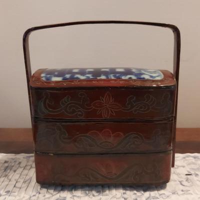 CHINESE LACQUER LUNCH BOX WITH PORCELAIN TOP 