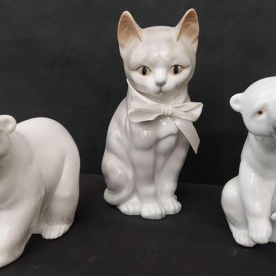 PAIR OF SWEET LLADRO POLAR BEARS WITH A VINTAGE CAT BY OTA GIRI