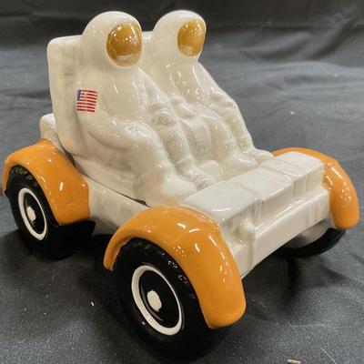 Gibson Looney Tunes Tweety Birdhouse Cookie Jar
ENESCO Spaceman & Cart Porc Salt & Pepper Shakers
