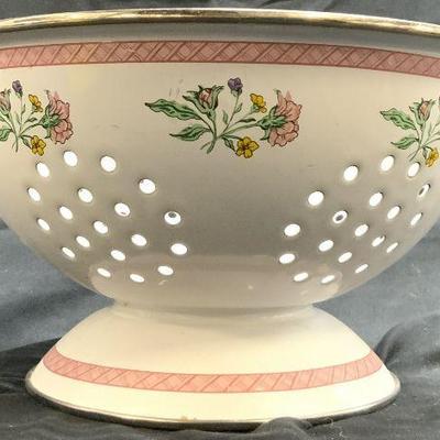 Vntg Metal & Enamel Colander w Handles
