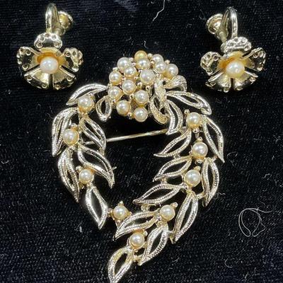 Lot 2 Vintage Lisner Gold Tn Faux Pearl Brooch +
