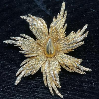 Vintage Gold Tone Flower Brooch
