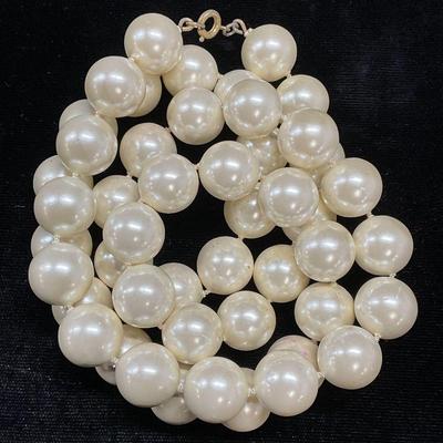 Vintage Chunky Faux Pearl Beaded Necklace
