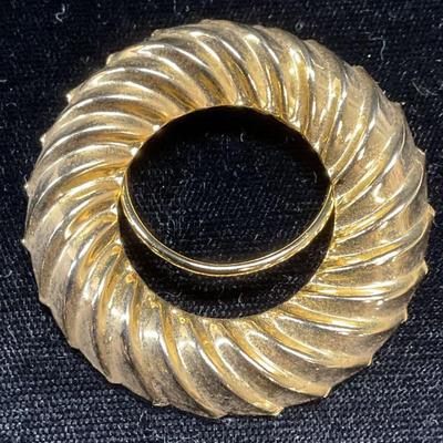 Signed Lee Gold Tone Wreath Scarf Ring
