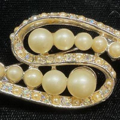 Vintage LT Gold Tone Faux Pearl Brooch
