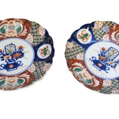 PAIR OF ANTIQUE JAPANESE IMARI SCALLOPED PLATES