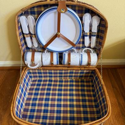 Lot 404: Wicker Picnic Basket With 4 Plates, Mugs, And Utensils, And Lots Of Wicker Baskets