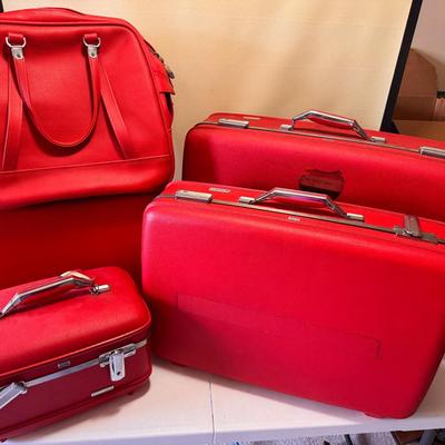 Lot 264: Vintage American Tourister Luggage Set 5 Pc