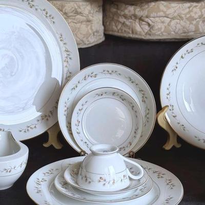 Lot 182: Vintage Royal Cameo “Whispering Pine”