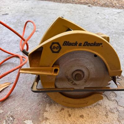 Lot 220: Black And Decker Circular Saw Plus Blades