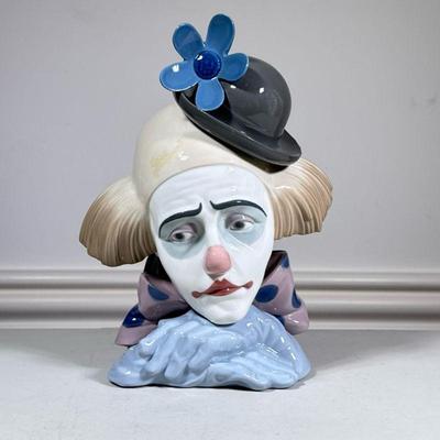 Lladro Clown | Sad clown with chin resting on folded hands. Marked on bottom. - h. 11 x w. 8 x d. 8 in
Lladro Clown | Sad clown with...