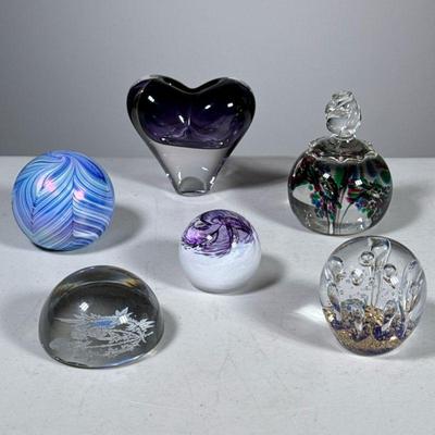 (6pc) GLASS PAPERWEIGHTS | Mixed lot of glass paperweights, including a blue and white feathered iridescent glass paperweight, a...
