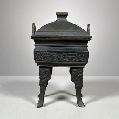 Chinese black metal censer | Of rectangular form, on four splayed legs. - h. 8.5 x l. 4 x d. 3.5 in