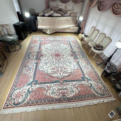PAKISTANI WOOL RUG | Having large floral center with white and pink ground. - w. 130 x l. 178 in