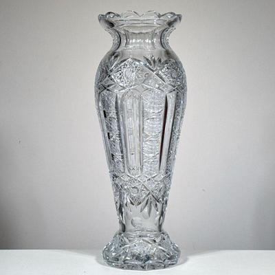 LARGE BRILLIANT CUT GLASS VASE | Finely cut crystal glass with geometric patterns. - h. 19.5 x dia. 8.5 in