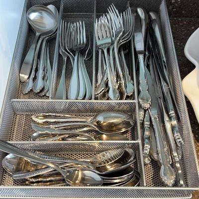 Mixed oneida flatware set