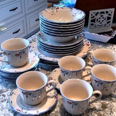 Epoch berry grove" dinnerware