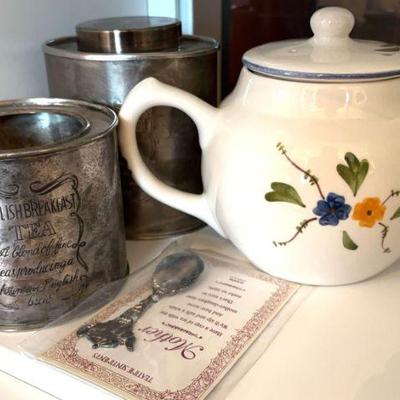 Teapots tea tins