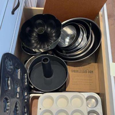 Baking dishes mixing bowls