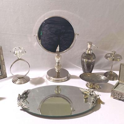 He put a RING on it! Sparkly, Silvery bathroom items 