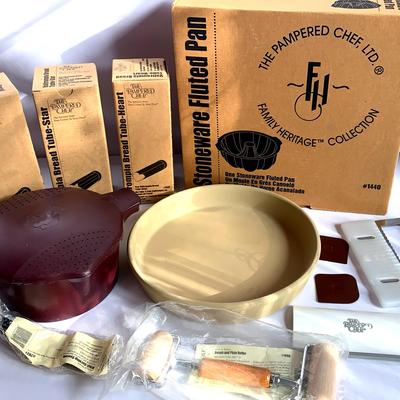 The Pampered Chef Family Heritage Bakers Lot