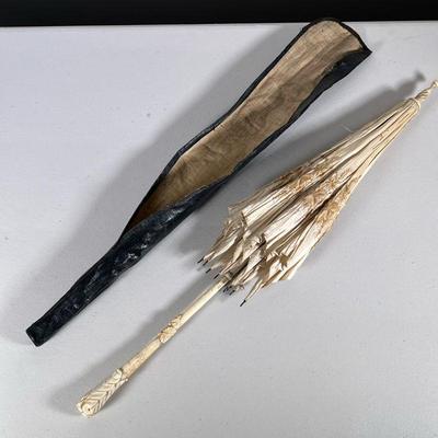 Antique Parasol | Embroidered parasol with floral decoration, having a carved handle and with case. - h. 26.5 in

