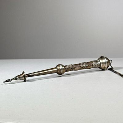Torah Pointer | Silver with chain. Mosaic decor below handle. No apparent fineness marks. - w. 1.5 x l. 10 in