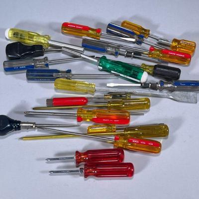 LARGE LOT SCREWDRIVERS & PUNCHES | Large mixed lot of over 20 flathead, Phillips head, and star-bit screwdrivers & metal punches.

