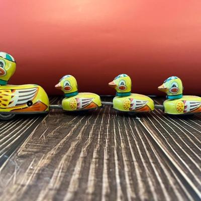 Vintage tin lithographed toy, wind up duck family by Schylling 