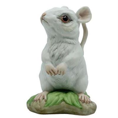 Lot 062   
Boehm, White Mouse 400-89 Figurine