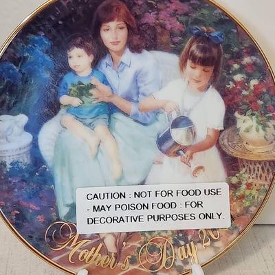 AVON Collectible Plate - 2001 Blossoms Of Love