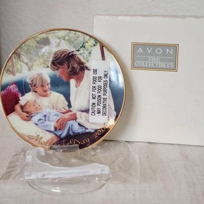 AVON Collectible Plate - "A Mother's Love" 2000 Mother's Day Plate